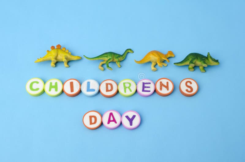 De Dag van kinderen van kleurrijke brieven en plastic dinosaurusspeelgoed dat wordt gemaakt royalty-vrije stock foto De Dag van kinderen van kleurrijke brieven en plastic dinosaurusspeelgoed dat wordt gemaakt royalty-vrije stock foto