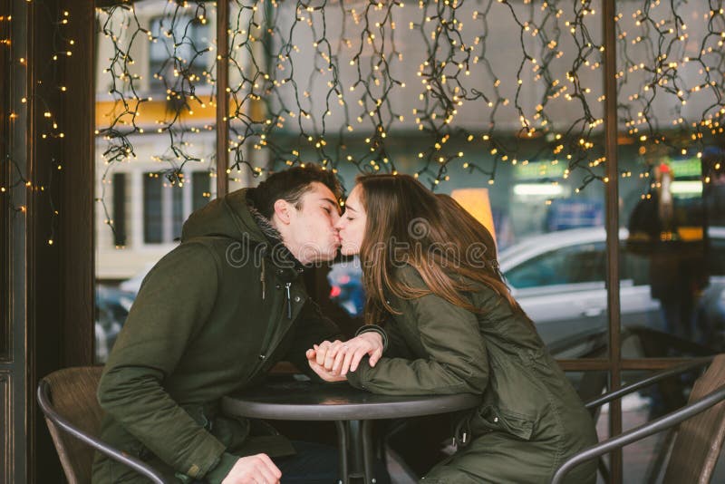 De Dag van de vakantievalentijnskaarten van de themaliefde de paarstudenten, Kaukasische heteroseksuele minnaars in de winter, zi royalty-vrije stock afbeelding De Dag van de vakantievalentijnskaarten van de themaliefde de paarstudenten, Kaukasische heteroseksuele minnaars in de winter, zi royalty-vrije stock afbeelding