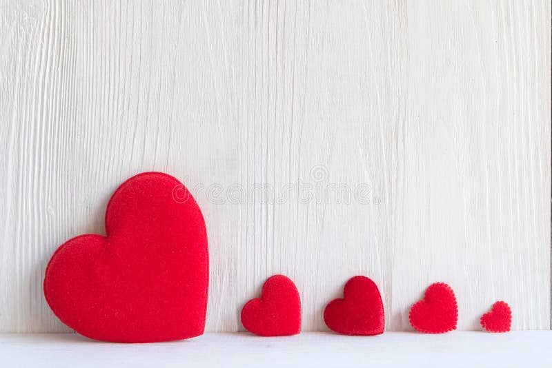De dag van de valentijnskaart Genaaide de rijgrens van hoofdkussenharten op rode wasknijpers witte achtergrond stock afbeeldingen De dag van de valentijnskaart Genaaide de rijgrens van hoofdkussenharten op rode wasknijpers witte achtergrond stock afbeeldingen