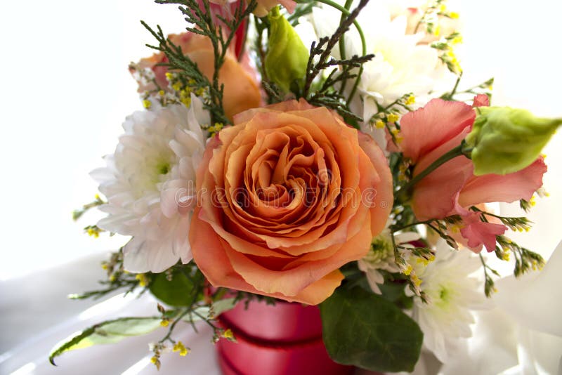 Boeketten.nl | Wit roze paars seizoensbloemen als rozen clematis en chrysant boeket bloemen bestellen en laten bezorgen | Boeket Paula online Bloemen Bestellen