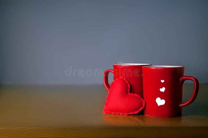 De dagconcept van de valentijnskaart ` s Twee Rode Kop met Zacht Toy Heart op de Lijst aangaande Grey Background royalty-vrije stock afbeeldingen De dagconcept van de valentijnskaart ` s Twee Rode Kop met Zacht Toy Heart op de Lijst aangaande Grey Background royalty-vrije stock afbeeldingen