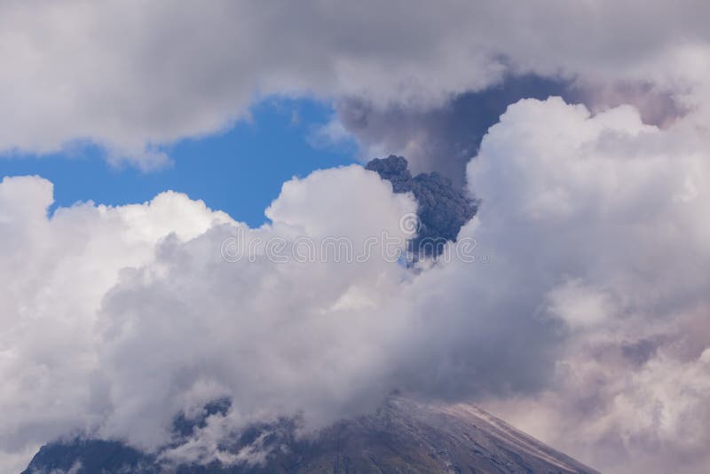 De dagexplosie van de Tungurahuavulkaan stock fotografie De dagexplosie van de Tungurahuavulkaan stock fotografie