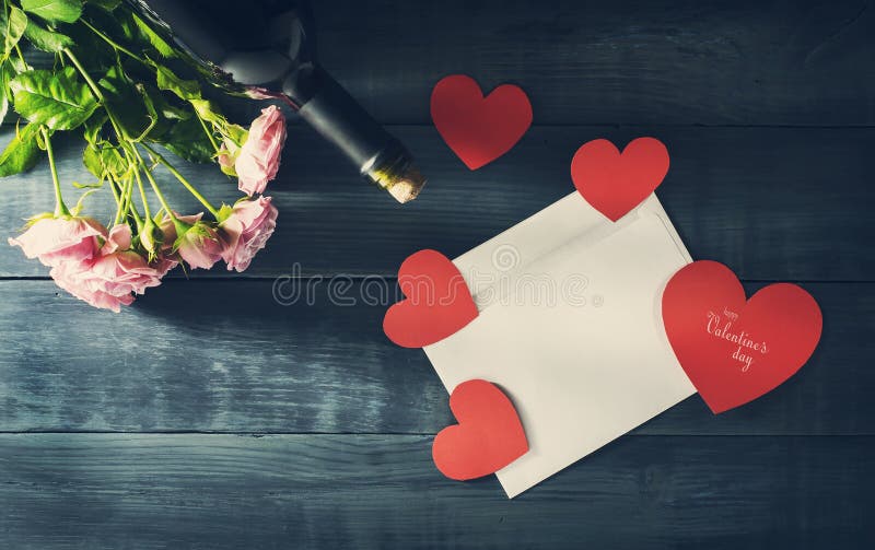 De Dagkaart van Valentine ` s met een boeket van rozen, een fles wijn en een postenvelop royalty-vrije stock foto De Dagkaart van Valentine ` s met een boeket van rozen, een fles wijn en een postenvelop royalty-vrije stock foto