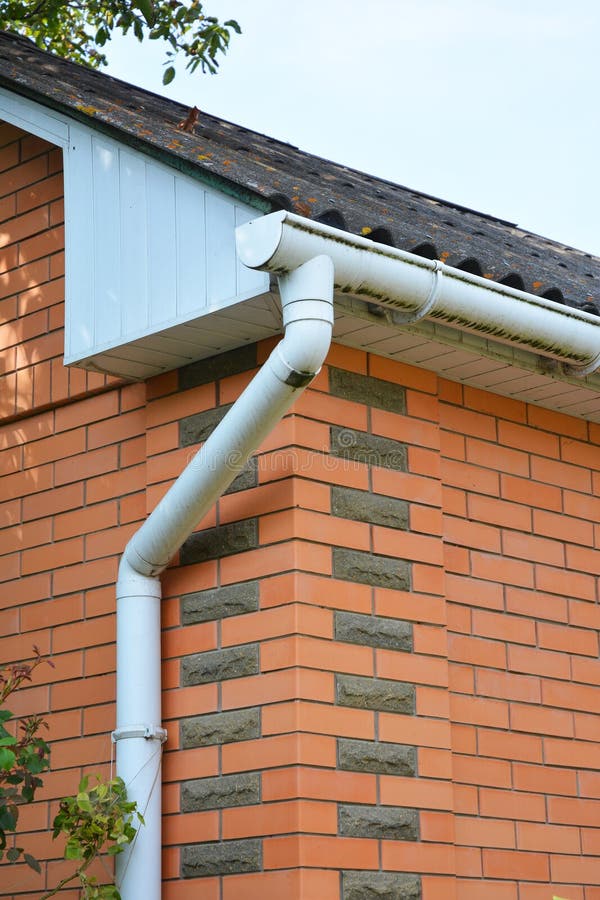 De Dakgootpijpleiding van het baksteenhuis Openlucht Huis Guttering, Goten, Plastic Guttering-Systeem, Guttering & de Buitenkant royalty-vrije stock afbeelding De Dakgootpijpleiding van het baksteenhuis Openlucht Huis Guttering, Goten, Plastic Guttering-Systeem, Guttering & de Buitenkant royalty-vrije stock afbeelding