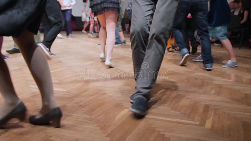 De dansers voeren lindy hopdans bij het schommelingsfestival uit Dansende benen dicht omhoog