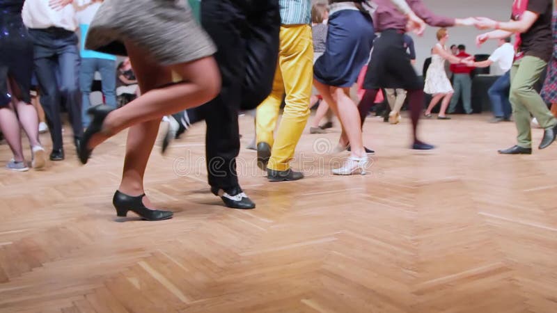 De dansers voeren lindy hopdans bij het schommelingsfestival uit Dansende benen dicht omhoog