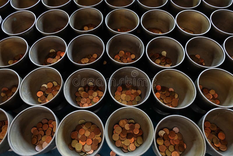 De de aalmoeskom van de monnik met zette de muntstukken door donors stock afbeeldingen De de aalmoeskom van de monnik met zette de muntstukken door donors stock afbeeldingen
