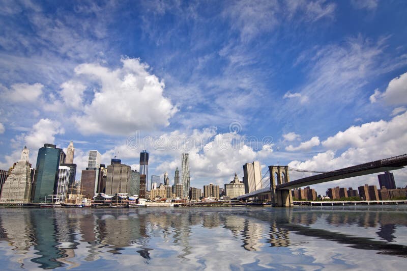 De de brug van Brooklyn en horizon van Manhattan, New York stock foto De de brug van Brooklyn en horizon van Manhattan, New York stock foto