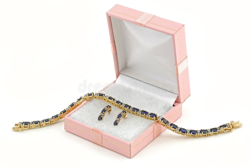 De de gouden halsband en oorringen van Jewelery in doos royalty-vrije stock fotografie De de gouden halsband en oorringen van Jewelery in doos royalty-vrije stock fotografie