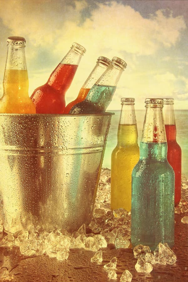 De de zomerdranken in ijsemmer bij het strand met wijnoogst zien eruit stock foto De de zomerdranken in ijsemmer bij het strand met wijnoogst zien eruit stock foto