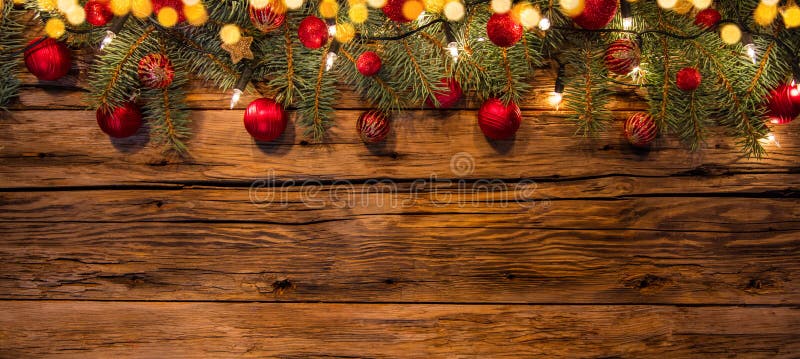 De decoratie van de Kerstmisslinger op houten planken wordt geplaatst die