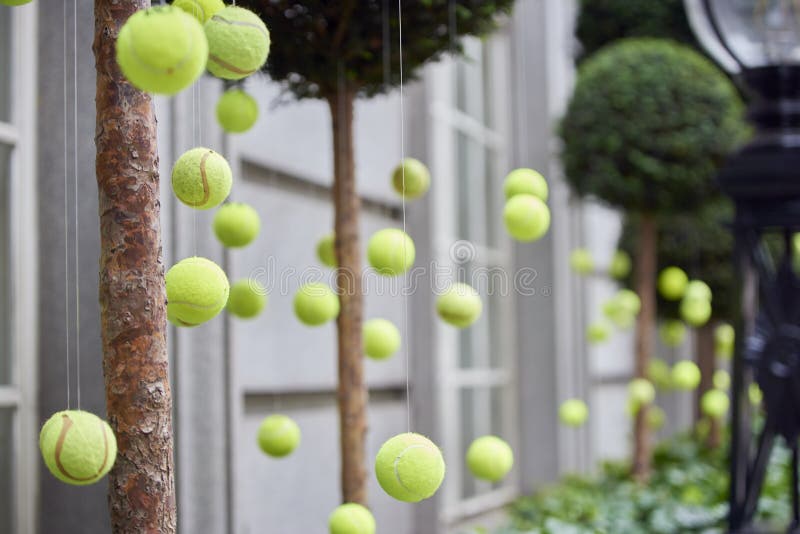 De Decoratie Van Tennisballen Redactionele Stock Foto Image of geel