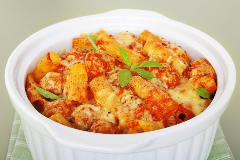 De deegwaren bakken met de Italiaanse Braadpan Rigatone van Worstvleesballetjes stock afbeeldingen De deegwaren bakken met de Italiaanse Braadpan Rigatone van Worstvleesballetjes stock afbeeldingen