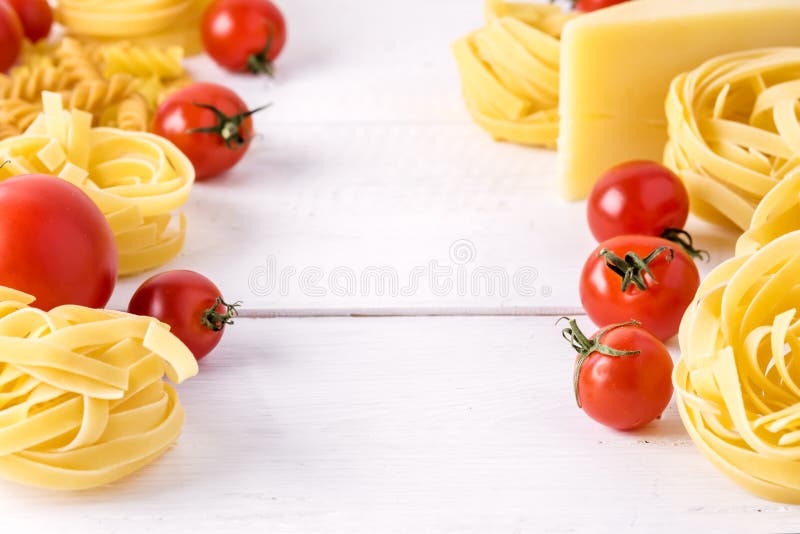 De deegwarenproducten met van de Deegwarenfusili Fettuccine van de Tomatenkaas de Ruwe van het de Ingrediënten Italiaanse Voedsel stock afbeeldingen De deegwarenproducten met van de Deegwarenfusili Fettuccine van de Tomatenkaas de Ruwe van het de Ingrediënten Italiaanse Voedsel stock afbeeldingen