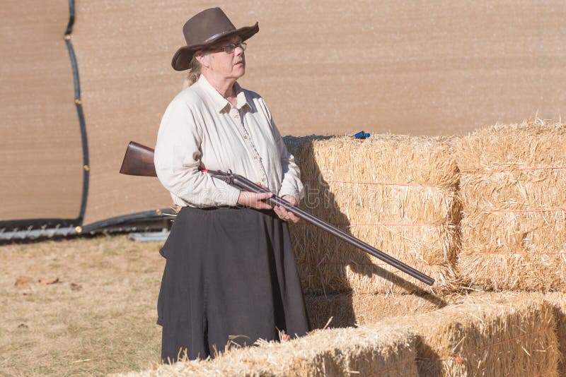 De deelnemer kleedde zich in kostuum van de periodecowboy, die gunfig het afbeelden royalty-vrije stock foto's De deelnemer kleedde zich in kostuum van de periodecowboy, die gunfig het afbeelden royalty-vrije stock foto's