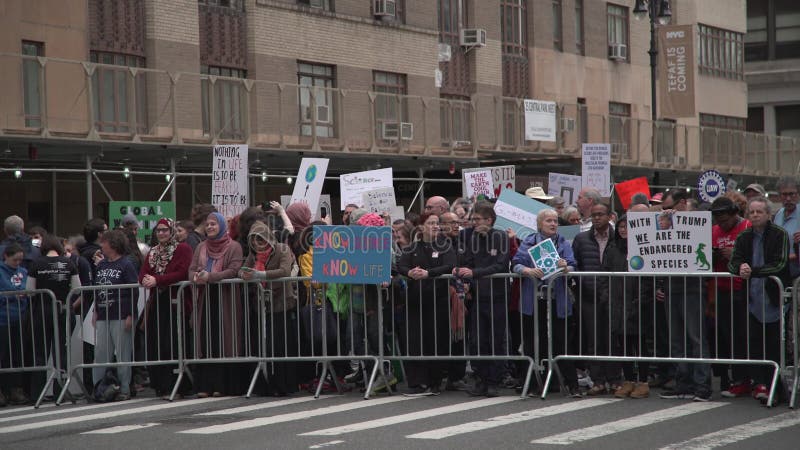 De demonstranten hebben een barricadefence achter de rug tijdens de mars voor de wetenschap