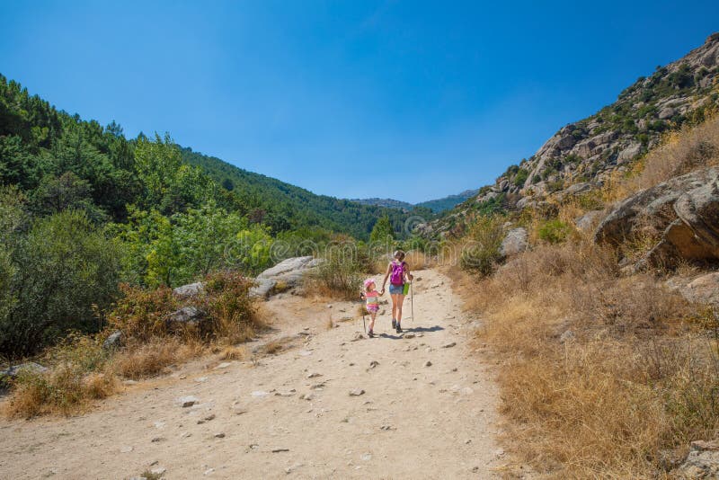 De derrière mère et fille randonnée sur un sentier dans la gorge de camorza près de madrid