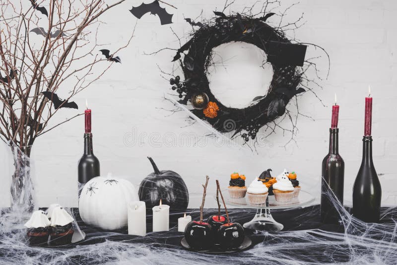 De desserts en de decoratie van Halloween stock foto De desserts en de decoratie van Halloween stock foto