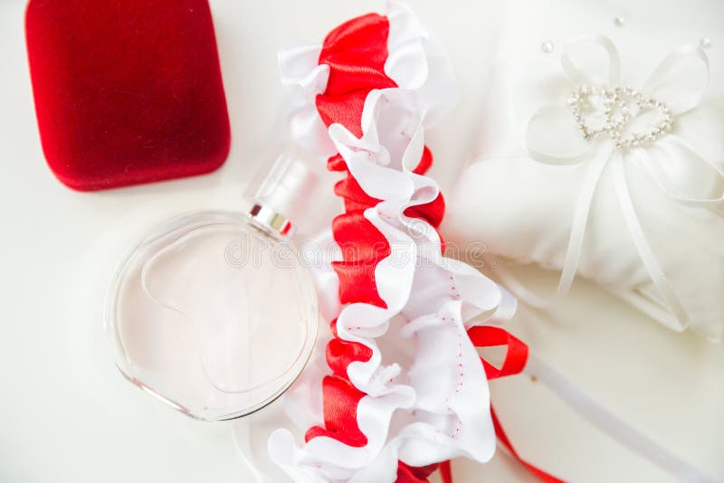 De details van het huwelijk Bruids toebehoren parfum, juwelen en ringen stock fotografie De details van het huwelijk Bruids toebehoren parfum, juwelen en ringen stock fotografie