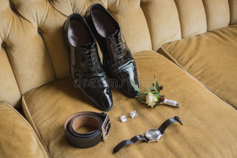 De details van het huwelijk De toebehoren van de bruidegom Schoenen, cufflinks, riem, watc royalty-vrije stock foto's De details van het huwelijk De toebehoren van de bruidegom Schoenen, cufflinks, riem, watc royalty-vrije stock foto's