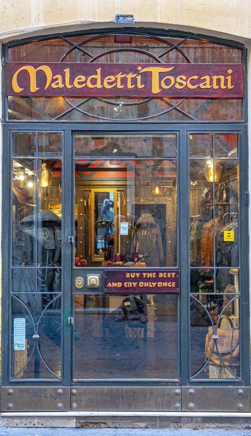De deur van de winkel malledetti toscani met de hendel is de beste en huilt maar één keer op straat in de stad rome.