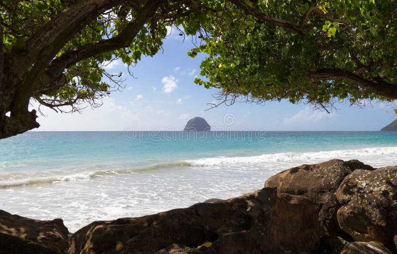 De Diamantrots en het Caraïbische strand, het eiland van Martinique royalty-vrije stock afbeelding De Diamantrots en het Caraïbische strand, het eiland van Martinique royalty-vrije stock afbeelding