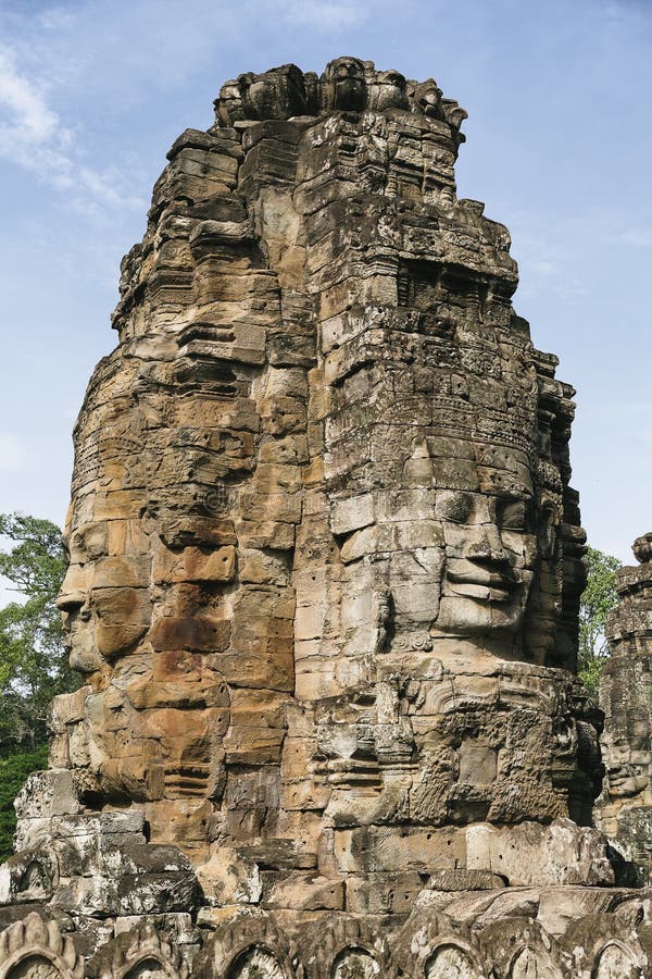 De dichte mening van gezichten in de steen in Bayon-Tempel, Angkor Thom, Siem oogst in Kambodja stock fotografie De dichte mening van gezichten in de steen in Bayon-Tempel, Angkor Thom, Siem oogst in Kambodja stock fotografie