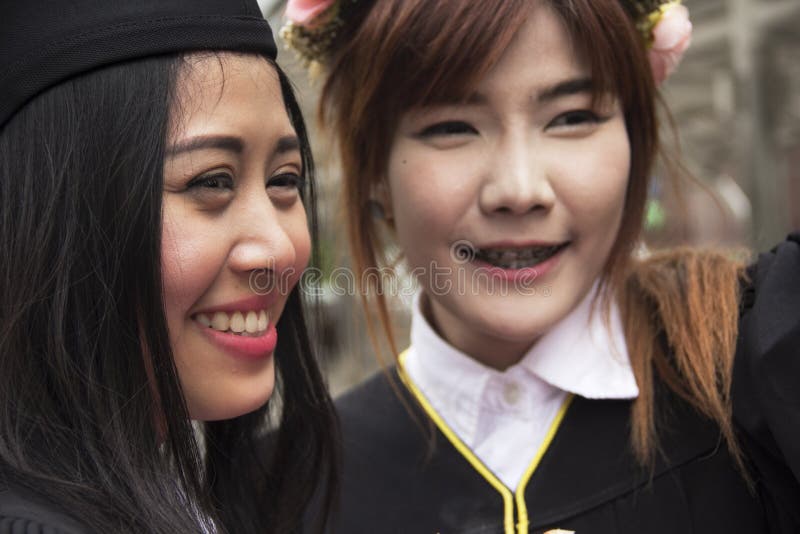 De dichte mooie Gediplomeerde glimlach van de gediplomeerdenvrouw royalty-vrije stock foto De dichte mooie Gediplomeerde glimlach van de gediplomeerdenvrouw royalty-vrije stock foto