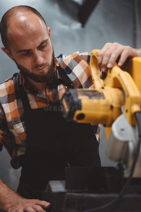 De dienst het mechanische werken aan elektro malende machine in benzinestation Het onderhouden van machines Werkschema bij de fab stock afbeelding De dienst het mechanische werken aan elektro malende machine in benzinestation Het onderhouden van machines Werkschema bij de fab stock afbeelding