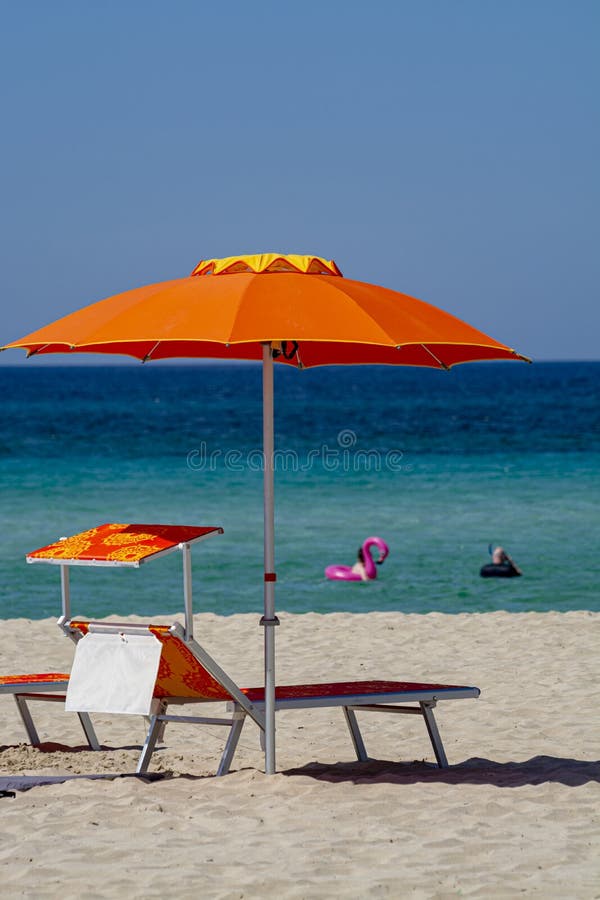 De dienst op strand, kleurrijke zonbed en parasol voor huur op mooi wit zandig strand met glashelder blauw zeewater royalty-vrije stock afbeeldingen De dienst op strand, kleurrijke zonbed en parasol voor huur op mooi wit zandig strand met glashelder blauw zeewater royalty-vrije stock afbeeldingen