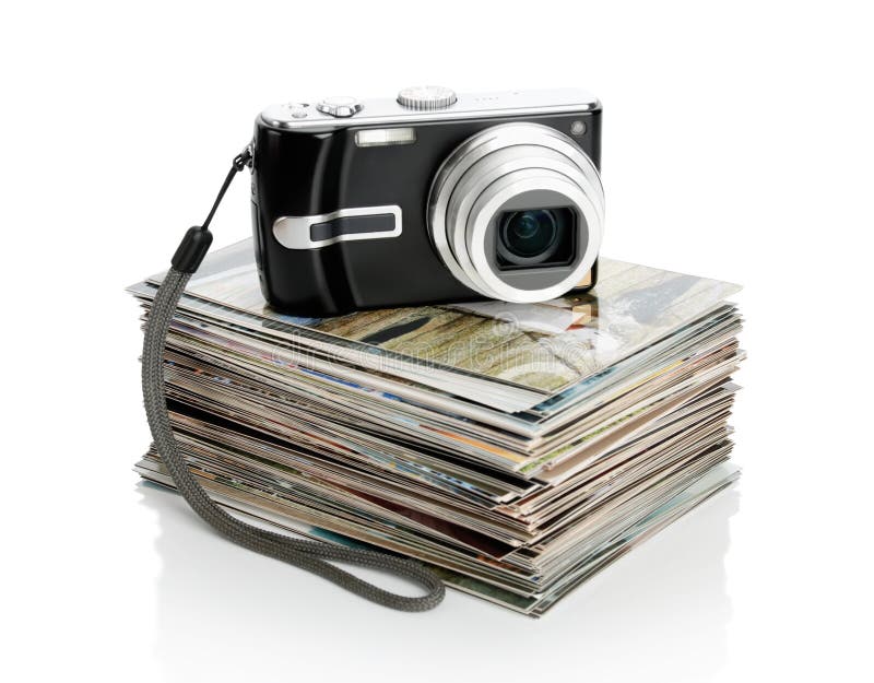De digitale camera en de hoop van foto's stock fotografie De digitale camera en de hoop van foto's stock fotografie