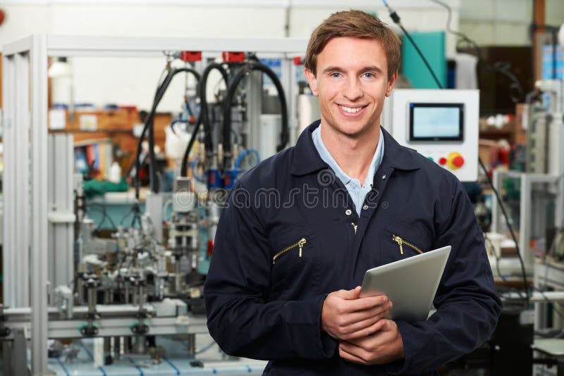 De Digitale Tablet van ingenieursin factory holding royalty-vrije stock afbeelding De Digitale Tablet van ingenieursin factory holding royalty-vrije stock afbeelding