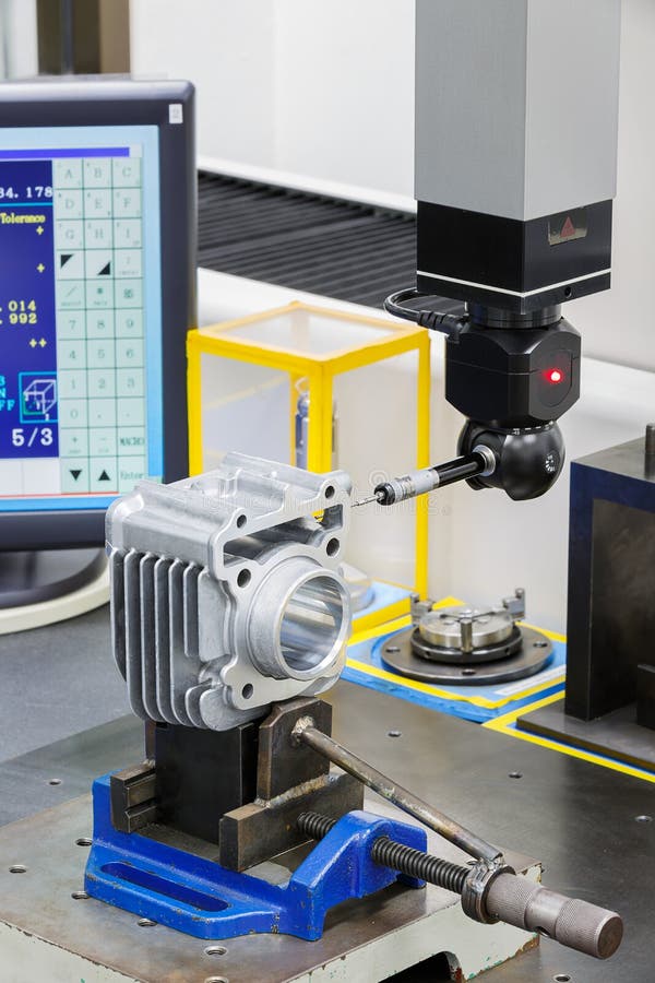 De dimensie van de exploitantinspectie door CMM na het machinaal bewerken stock fotografie De dimensie van de exploitantinspectie door CMM na het machinaal bewerken stock fotografie
