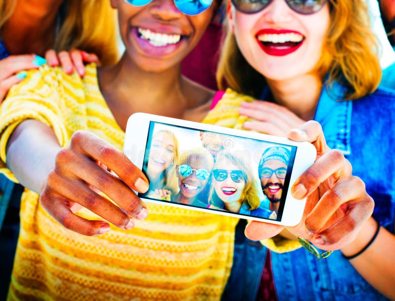 De diverse Pret die van de Zomervrienden Selfie-Concept plakken