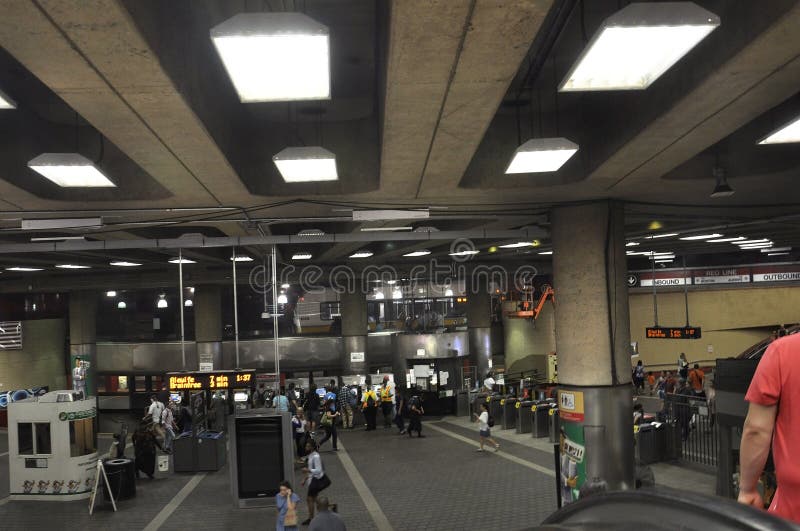 De doctorandus in de letteren van Cambridge, 30 juni: Rood Lijnmetro Postbinnenland van Cambridge de stad in in Massachusettes-St stock afbeelding De doctorandus in de letteren van Cambridge, 30 juni: Rood Lijnmetro Postbinnenland van Cambridge de stad in in Massachusettes-St stock afbeelding