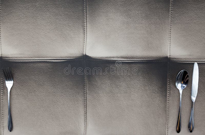 De doek die van Buffelsleer wordt gemaakt, een lijst in een Amerikaans restaurant Mes, vork, die op het ontwerp van het leertafel royalty-vrije stock afbeeldingen De doek die van Buffelsleer wordt gemaakt, een lijst in een Amerikaans restaurant Mes, vork, die op het ontwerp van het leertafel royalty-vrije stock afbeeldingen