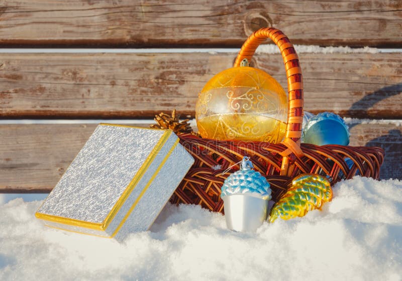 De doos en Kerstmisdecoratie van de Kerstmisgift in mand op sneeuw stock foto De doos en Kerstmisdecoratie van de Kerstmisgift in mand op sneeuw stock foto