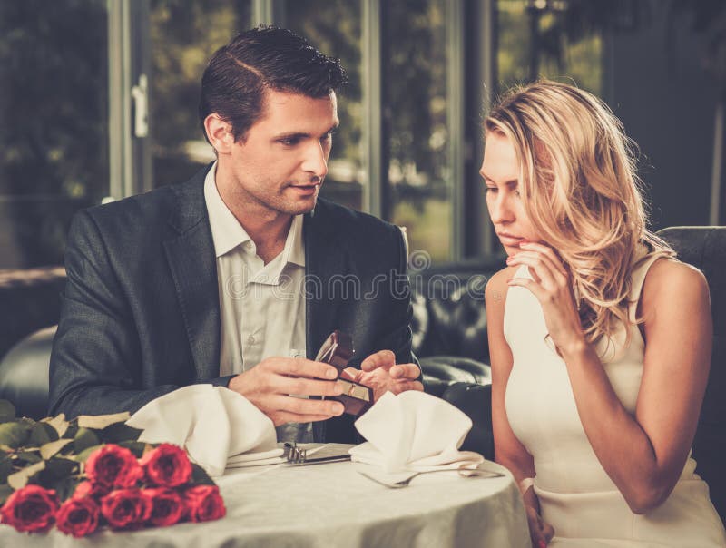 De doos van de mensenholding met ring die maken voorstellen stock afbeelding De doos van de mensenholding met ring die maken voorstellen stock afbeelding