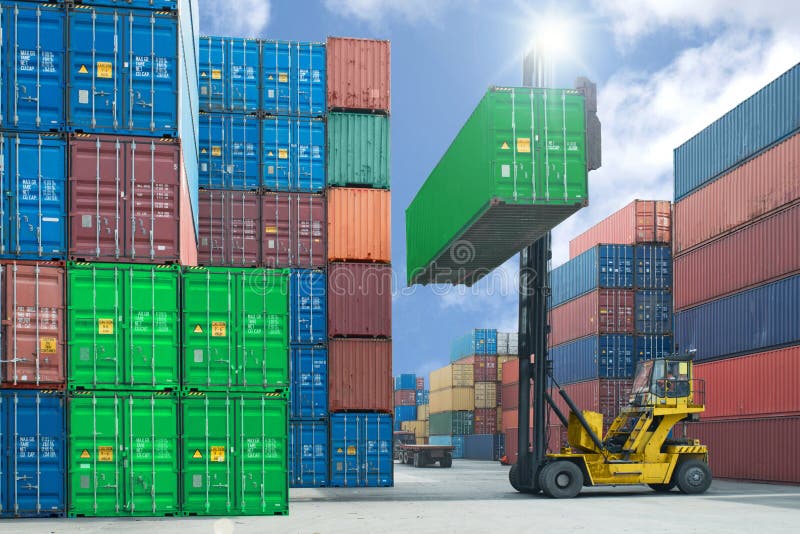 De doos van de vorkheftruck het behandelende container laden aan vrachtwagen in de invoerexpor royalty-vrije stock foto's De doos van de vorkheftruck het behandelende container laden aan vrachtwagen in de invoerexpor royalty-vrije stock foto's