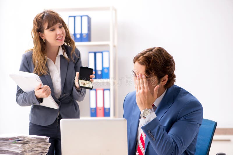 De dove werknemer die gehoorapparaat gebruiken die aan werkgever spreken stock afbeelding De dove werknemer die gehoorapparaat gebruiken die aan werkgever spreken stock afbeelding
