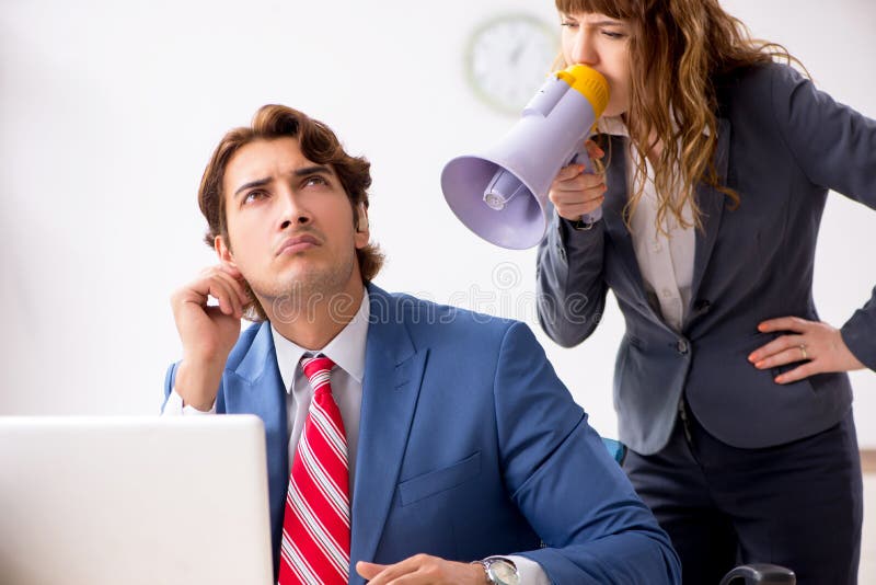 De dove werknemer die gehoorapparaat gebruiken die aan werkgever spreken royalty-vrije stock afbeelding De dove werknemer die gehoorapparaat gebruiken die aan werkgever spreken royalty-vrije stock afbeelding