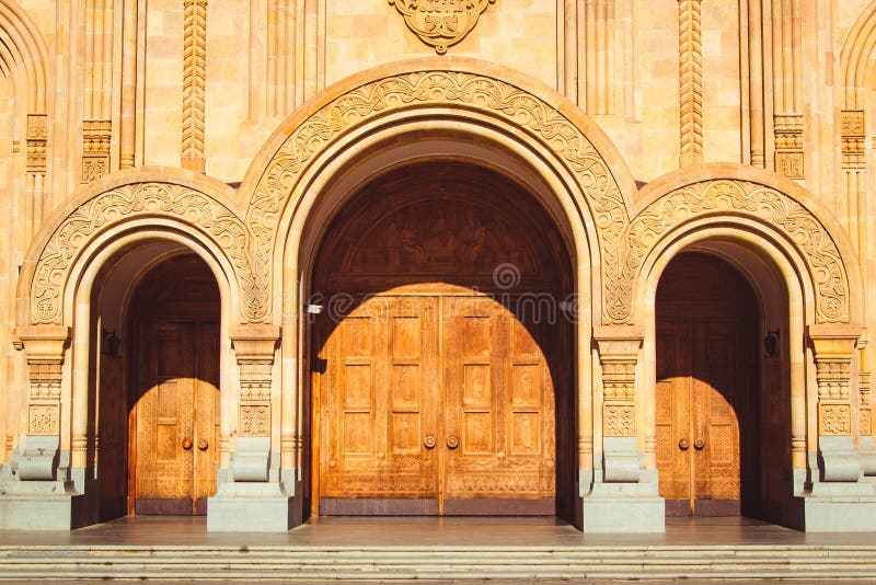 De drievoudige kerk overspande houten deur Geërgerde bogen Uitstekende gravure Heilige Drievuldigheidskathedraal Tsminda Sameba i stock afbeeldingen De drievoudige kerk overspande houten deur Geërgerde bogen Uitstekende gravure Heilige Drievuldigheidskathedraal Tsminda Sameba i stock afbeeldingen