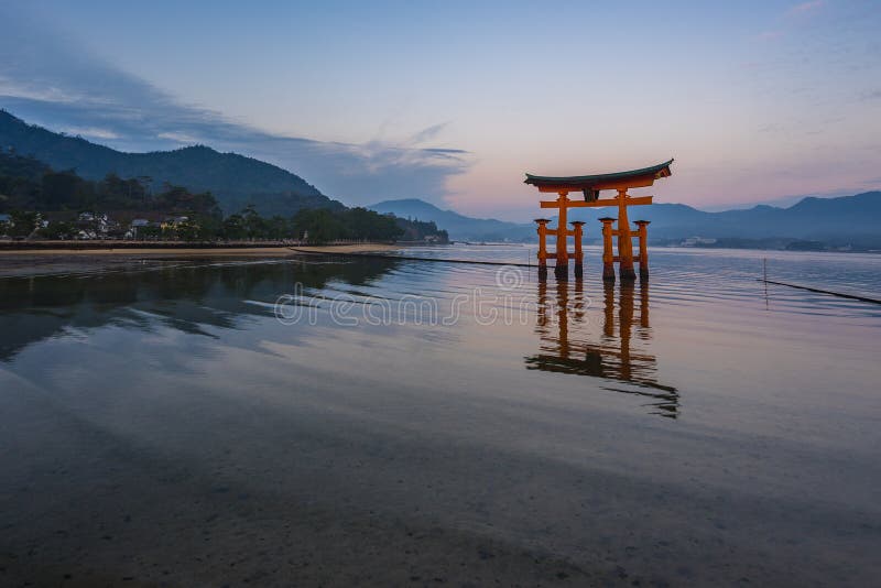 De Drijvende Torii-poort in Miyajima, Japan royalty-vrije stock afbeelding De Drijvende Torii-poort in Miyajima, Japan royalty-vrije stock afbeelding