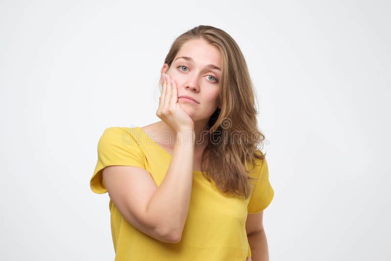 De droevige jonge Kaukasische vrouw is bored om aan haar vriendenverhaal te luisteren stock foto's De droevige jonge Kaukasische vrouw is bored om aan haar vriendenverhaal te luisteren stock foto's