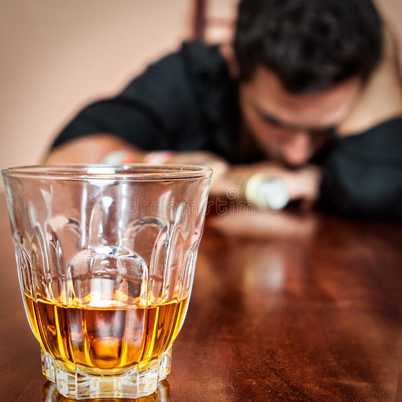 De dronken in slaap mens wijdde zich aan alcohol stock fotografie De dronken in slaap mens wijdde zich aan alcohol stock fotografie