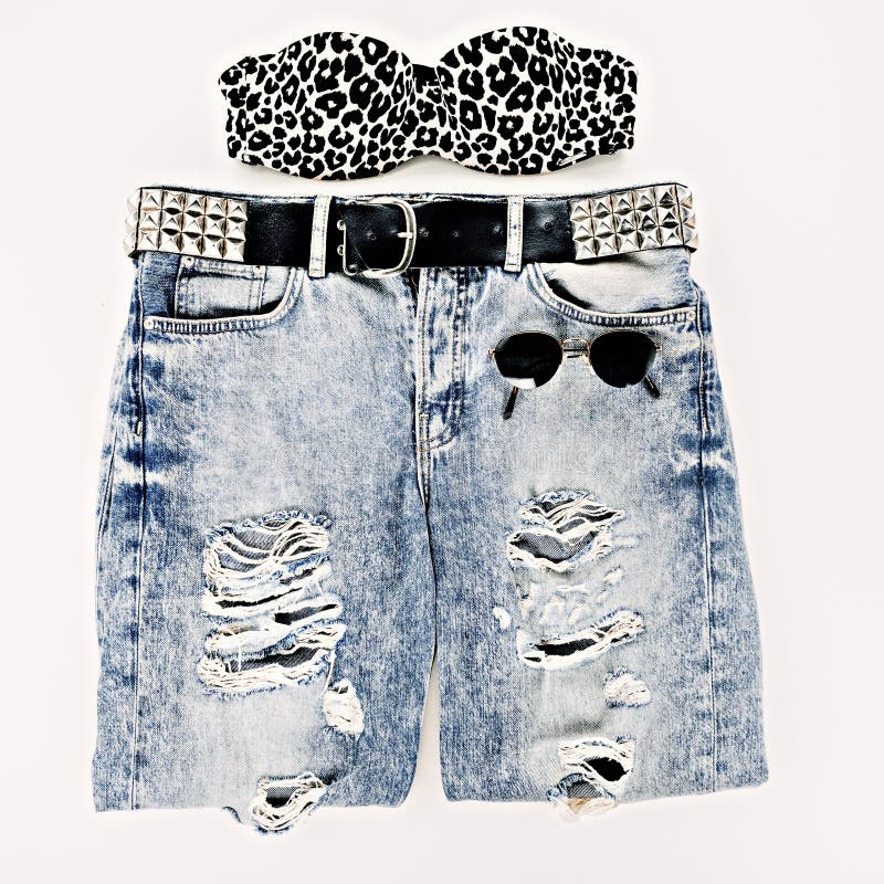 De druk van de bustehouderluipaard met uitstekende jeans en uitstekend g wordt gecombineerd dat stock fotografie De druk van de bustehouderluipaard met uitstekende jeans en uitstekend g wordt gecombineerd dat stock fotografie