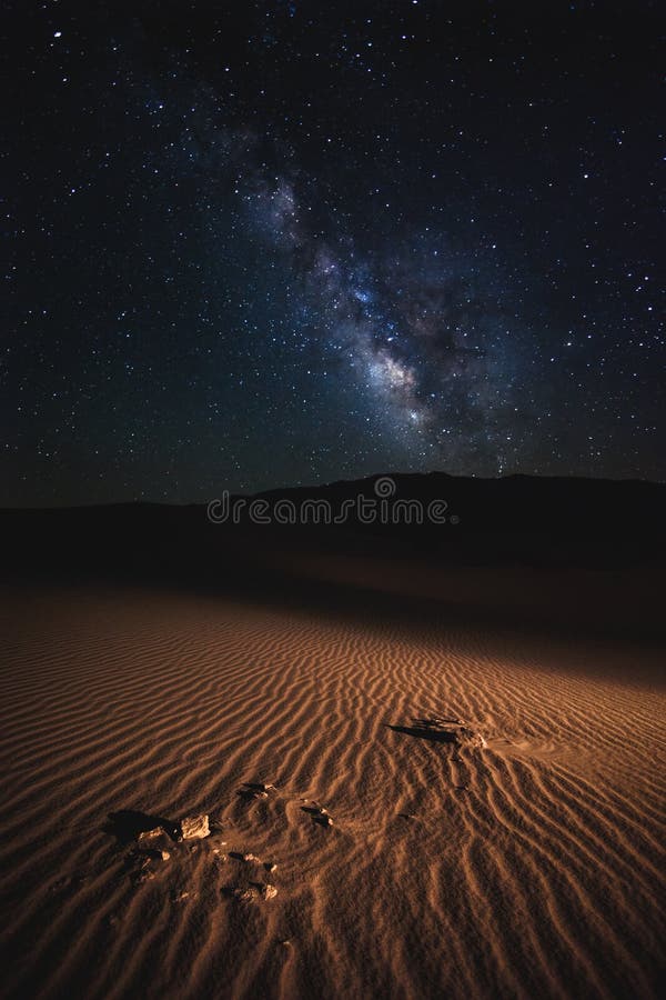 De Duinen van de doodsvallei bij nacht onder de Melkweg