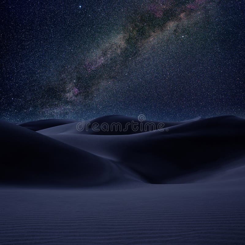 De duinenzand van de woestijn in de melkachtige nacht van maniersterren