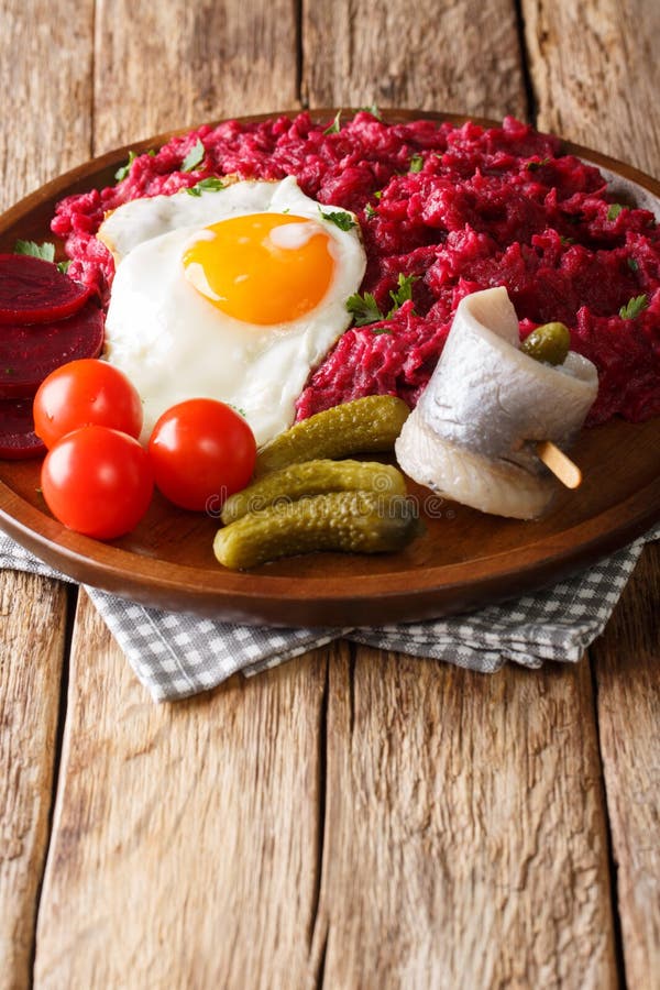De Duitse hartelijke schotel van Labskaus van aardappels, cornedbeef en beetroo royalty-vrije stock foto De Duitse hartelijke schotel van Labskaus van aardappels, cornedbeef en beetroo royalty-vrije stock foto