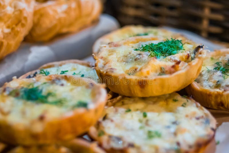 De délicieuses tartes fraîches au fromage, aux champignons, à la viande et à l'aneth - vue rapprochée photos libres de droits De délicieuses tartes fraîches au fromage, aux champignons, à la viande et à l'aneth - vue rapprochée photos libres de droits